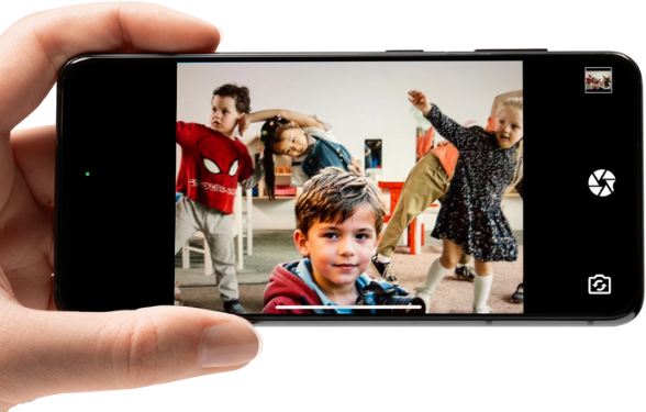 Personal del centre fent una foto amb Qualla Kids